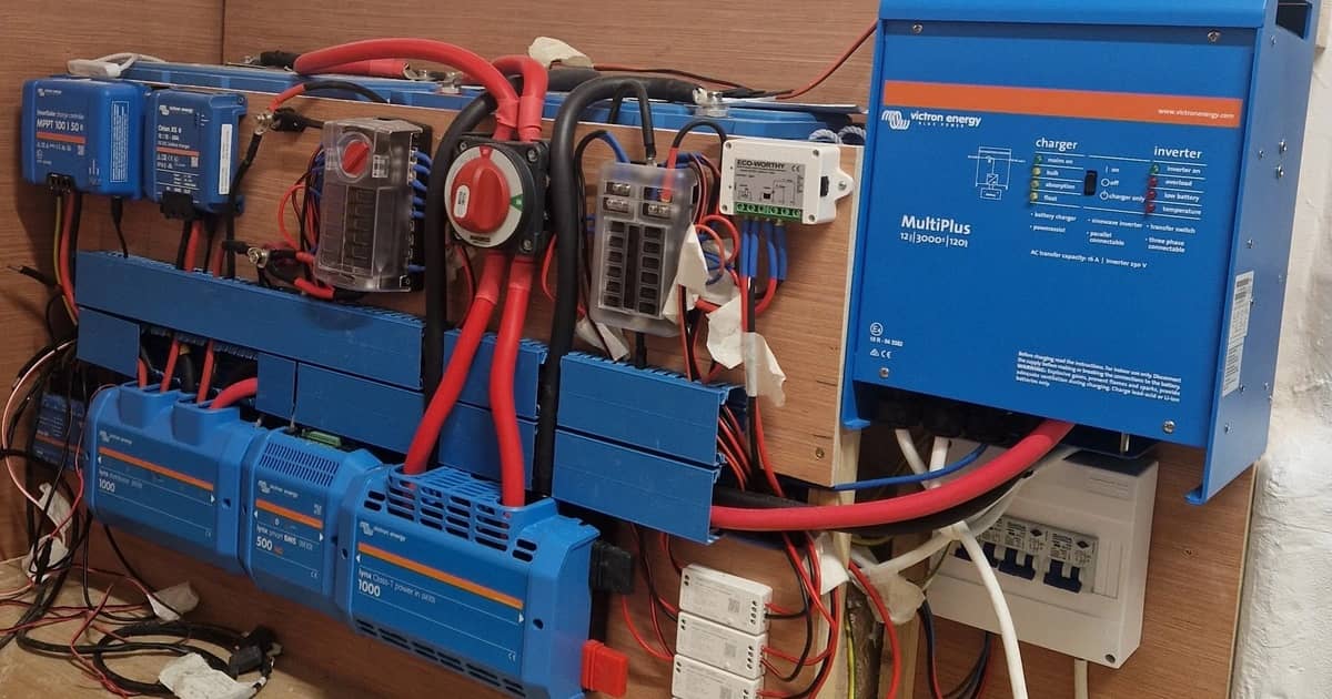 Victron razsmernik/polnilnik, solarni polnilniki in zbiralke, nameščeni na steni avtodoma