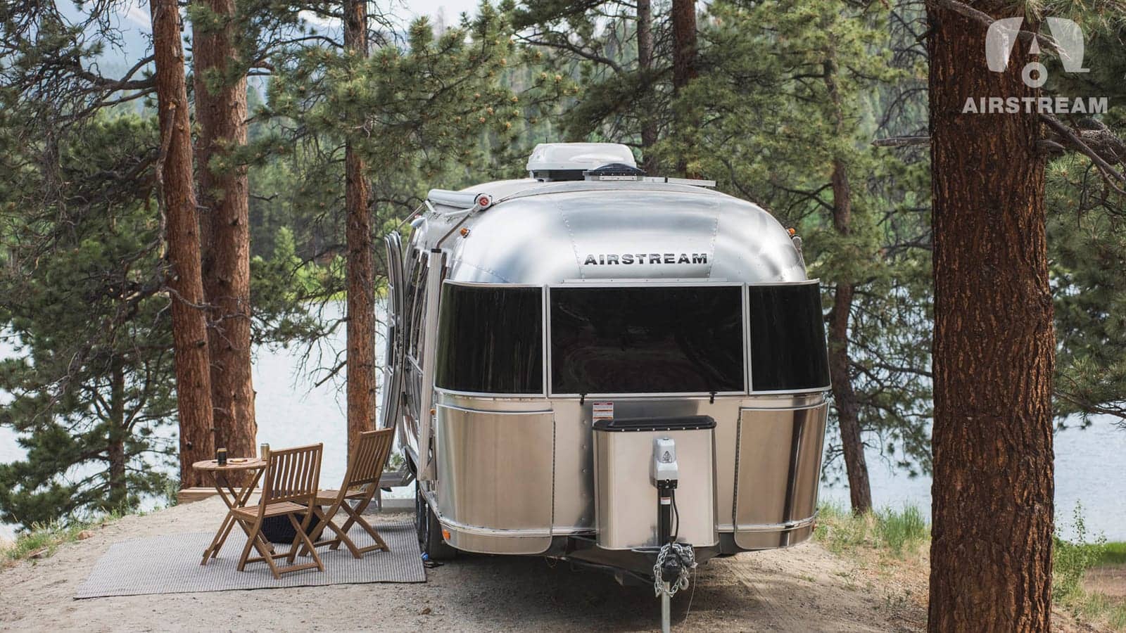 Potovalna prikolica Airstream v gozdnem kampu