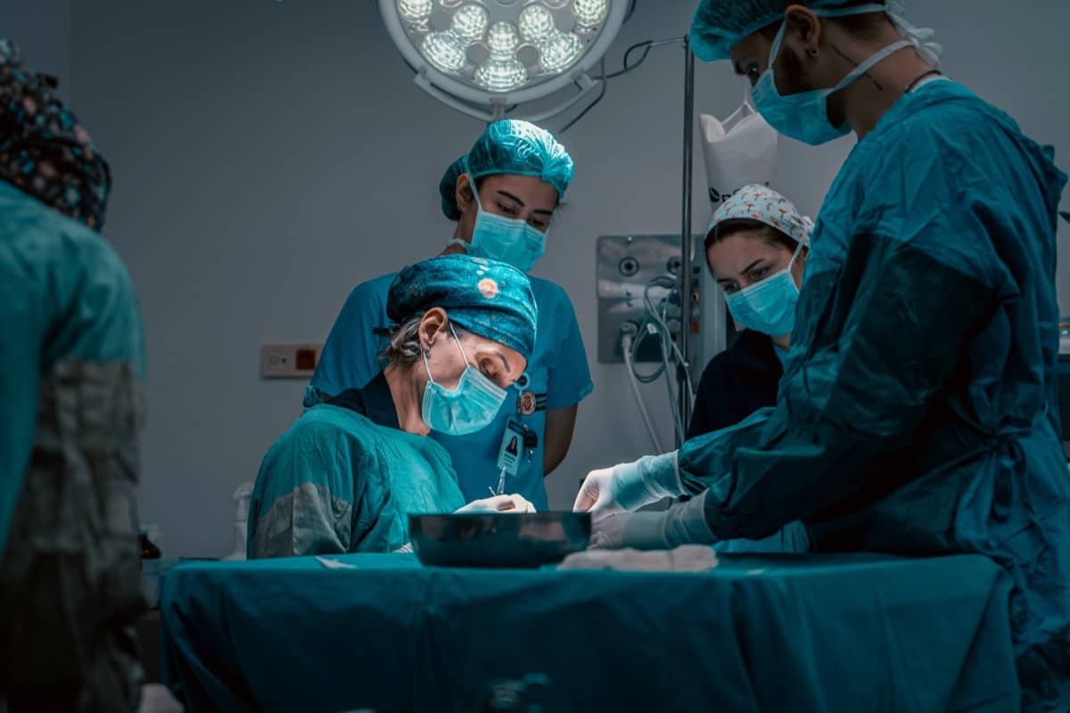 Tehniki, ki delajo v industrijskem obratu