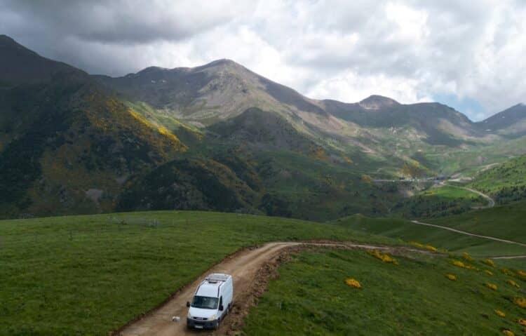 Solarni paneli, nameščeni na strehi avtodoma